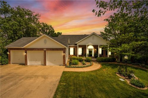8211 Nw High Point Dr, Weatherby Lake, MO, 64152-1649 | Card Image