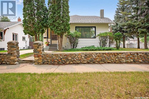 946 2nd Ave Ne, Moose Jaw, SK, S6H1C1 | Card Image