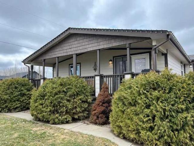 406 12 Avenue W, Home with 4 bedrooms, 2 bathrooms and 6 parking in Barnwell AB | Image 2