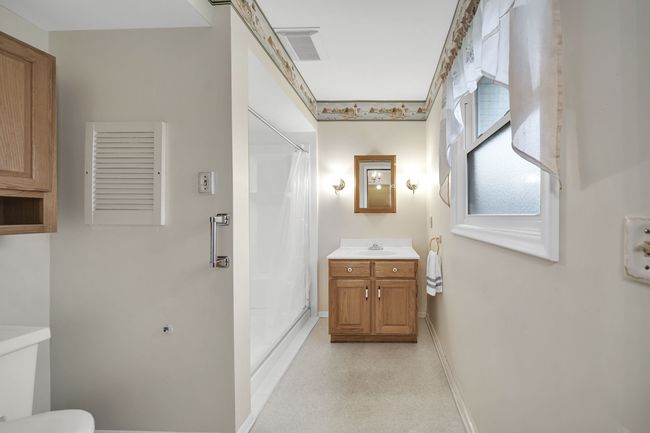 Full bath off kitchen & family rm | Image 14