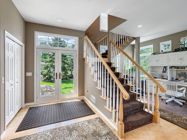 4 - Foyer.jpg | Image 4