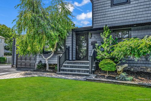 58 39th St, Islip, NY, 11751-1104 | Card Image