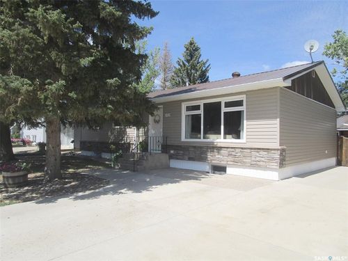 105 Assiniboia Ave, Assiniboia, SK, S0H | Card Image