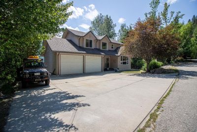 5820 Woodland Dr, House other with 4 bedrooms, 4 bathrooms and 4 parking in Central Kootenay Rd Rural BC | Image 1