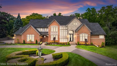 1888 W Tahquamenon Ct, Bloomfield Hills, MI, 48302-2270 | Card Image
