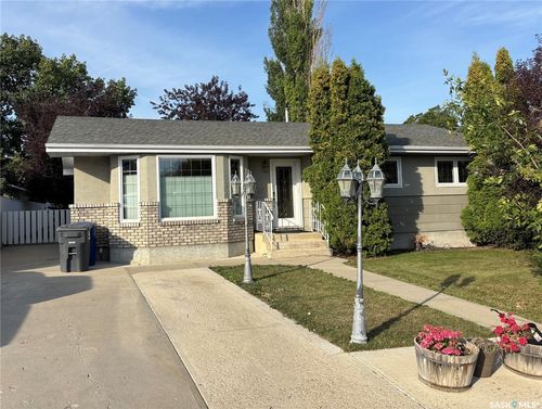 907 1st St E, Kindersley, SK, S0L1S2 | Card Image