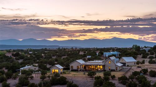 31 Vista Calabasas, Santa Fe, NM, 87506-2125 | Card Image