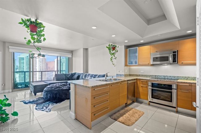 UNIT-3005 - 222 Karen Ave, Home with 1 bedrooms, 2 bathrooms and 1 parking in Las Vegas NV | Image 8
