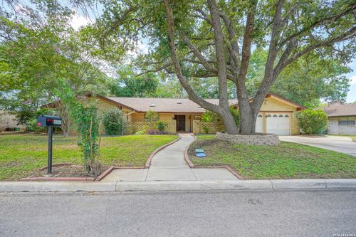 5645 Parkcrest Dr, Windcrest, TX, 78239-2625 | Card Image
