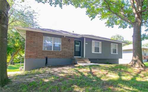 809 Se 19th St, Oak Grove, MO, 64075-9475 | Card Image