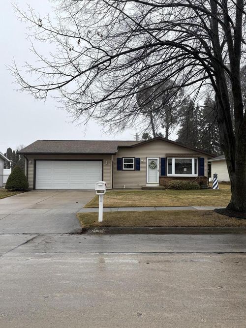 823 Dueno Court, Manitowoc, WI, 54220 | Card Image