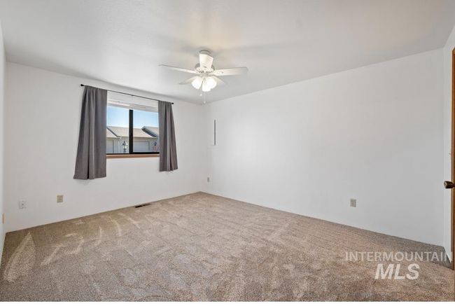 Carpeted spare room with ceiling fan | Image 20