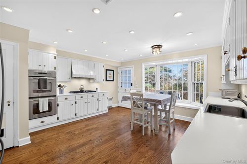 6 Raven Way, Pleasantville, NY, 10570-3514 | Card Image