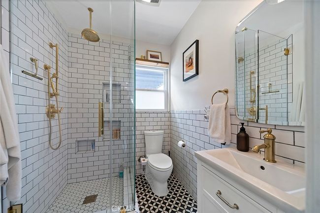 4218 E 3 Rd St, House other with 2 bedrooms, 1 bathrooms and 1 parking in Long Beach CA | Image 17