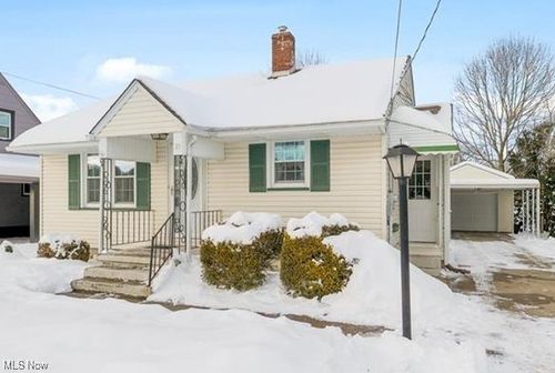 18 E Oakland Blvd, Struthers, OH, 44471-2139 | Card Image