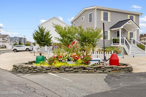4 Weaver Dr, MANAHAWKIN, NJ, 08050-5332 | Card Image