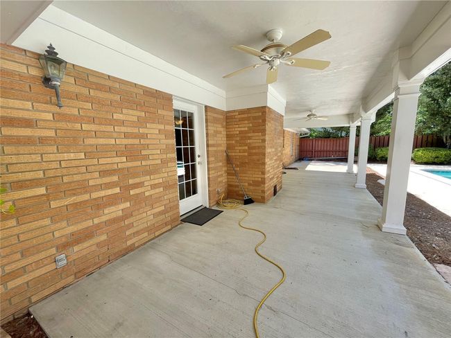 Rear covered lanai | Image 33