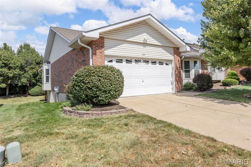 207 Southern Oaks Dr, Saint Charles, MO, 63303-4073 | Card Image