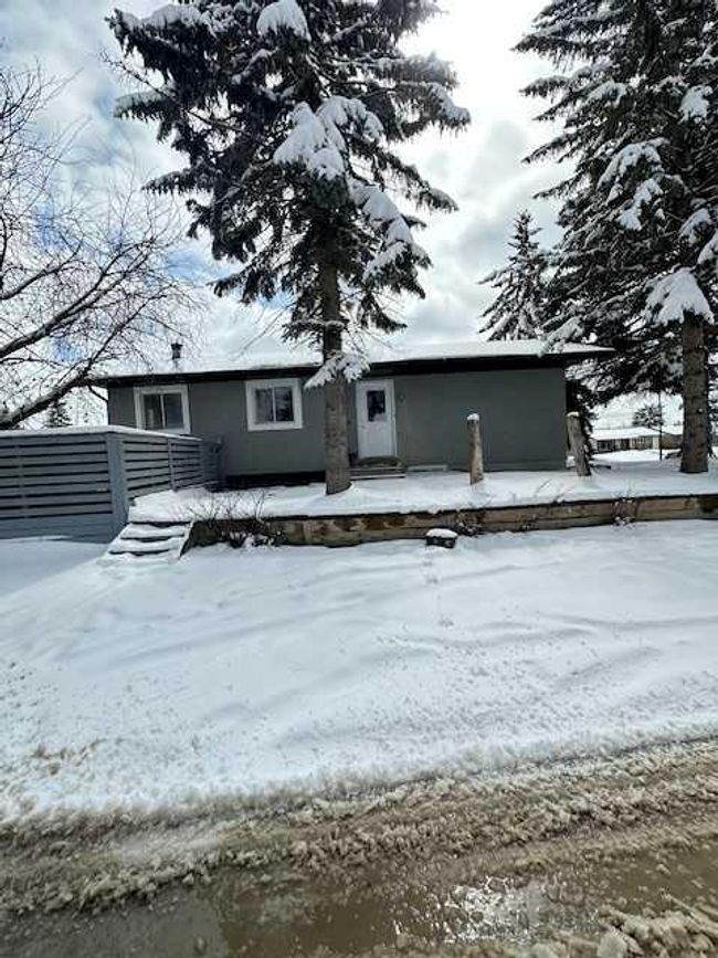 259 Manora Crescent Ne, Home with 3 bedrooms, 2 bathrooms and 2 parking in Calgary AB | Image 2
