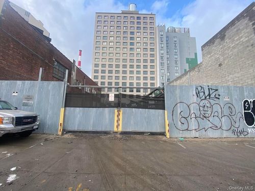 38 10th St, Long Island City, NY, 11101-6112 | Card Image
