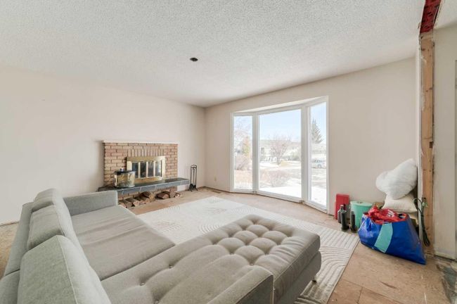 5407 Ladbrooke Drive Sw, Home with 3 bedrooms, 1 bathrooms and 6 parking in Calgary AB | Image 3