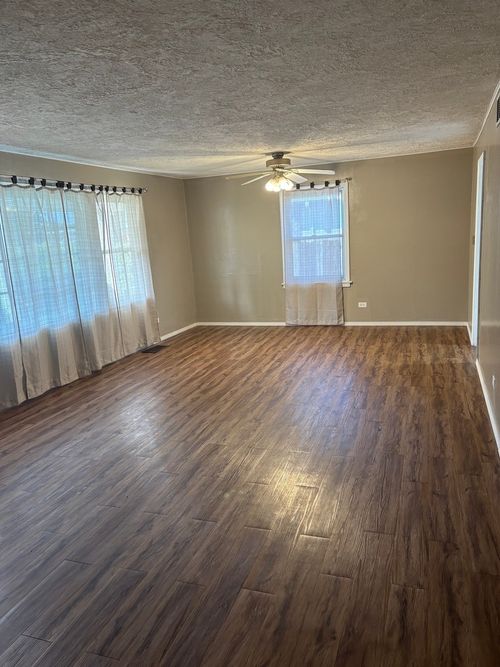 9 S Midland Ave, Mundelein, IL, 60060-2821 | Card Image