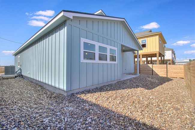 Fully fenced xeriscaped yard | Image 32