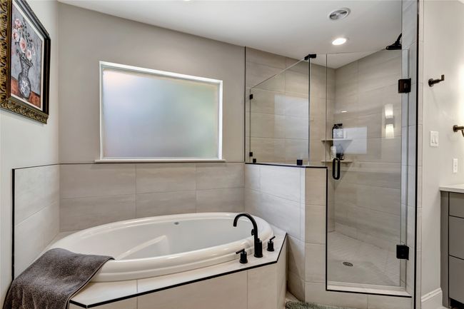 Primary with bathtub and stand up shower | Image 22
