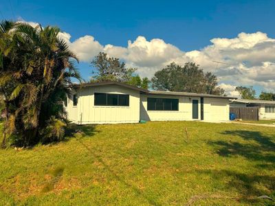 2239 Worrington Street, House other with 3 bedrooms, 2 bathrooms and null parking in Sarasota FL | Image 3