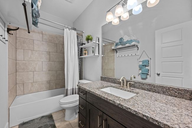 Full bath for the upstairs bedrooms | Image 27