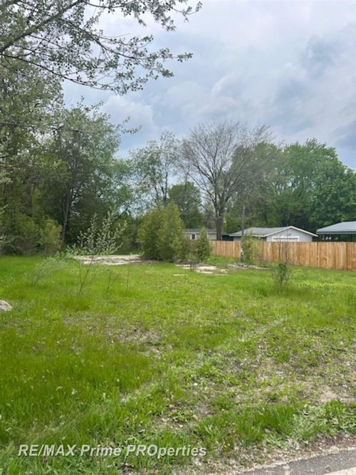 418 Locust St, Howard City, MI, 49329-9435 | Card Image