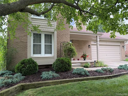 1658 Hillside Ln, Rochester Hills, MI, 48307-3437 | Card Image