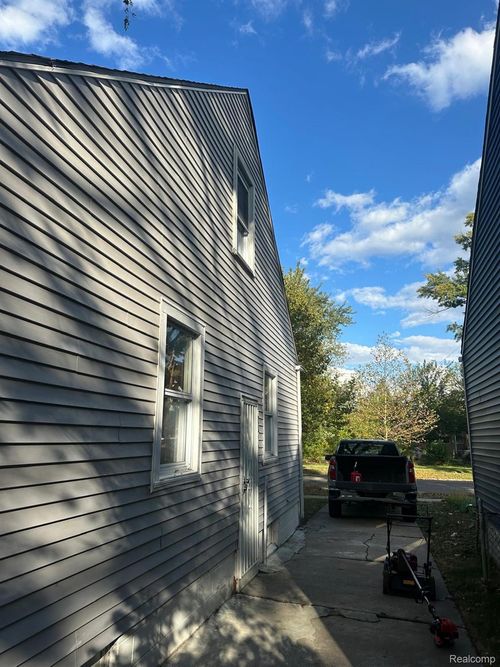 7407 Auburn St, Detroit, MI, 48228-3262 | Card Image