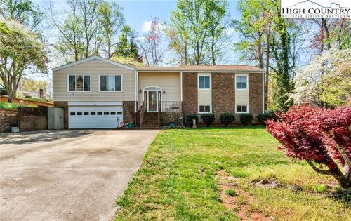 223 Vandyke St, Kernersville, NC, 27284-2264 | Card Image