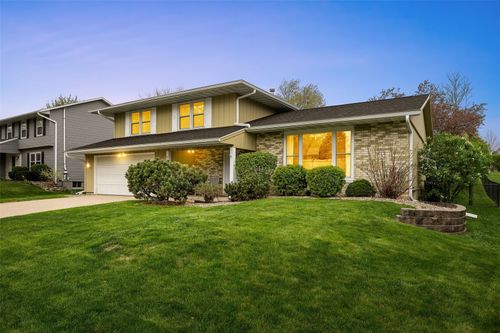 6925 Chelsea Dr Ne, Cedar Rapids, IA, 52402-1432 | Card Image