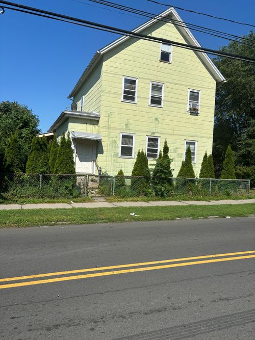 fl-1st-88 Oak St, New Britain, CT, 06051-1215 | Card Image