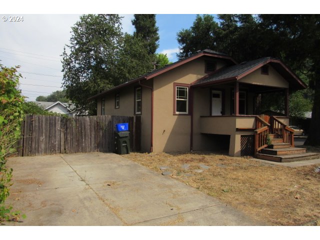 Ballf St, Roseburg, OR 97471