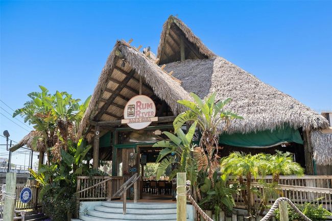 One of many waterfront restaurants nearby | Image 74