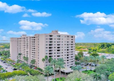 402 - 90 Edgewater Dr, Condo with 2 bedrooms, 2 bathrooms and null parking in Coral Gables FL | Image 2