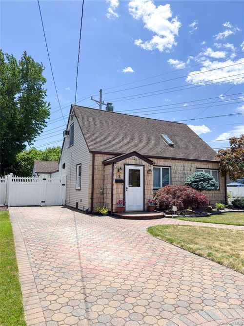 2 Irvington St, Valley Stream, NY, 11581-3227 | Card Image