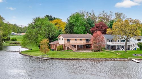 332 Riviera Dr, Brooklyn, MI, 49230-8303 | Card Image