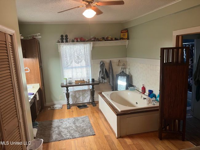 Tub/Powder Room | Image 4