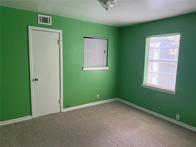 Unfurnished room with carpet and baseboards | Image 15