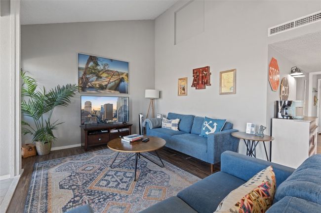 111 Comanche Pt, Townhouse with 3 bedrooms, 2 bathrooms and 2 parking in Point Venture TX | Image 5