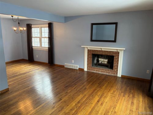 946 Novi St, Northville, MI, 48167-1154 | Card Image