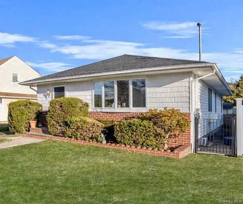 425 Jackson Street, Hempstead, NY, 11572 | Card Image