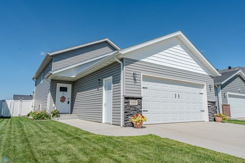 940 27th Ave W, West Fargo, ND, 58078-8464 | Card Image