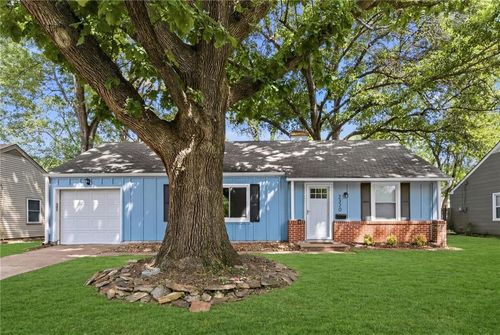 2320 76th St, Prairie Village, KS, 66208-3602 | Card Image