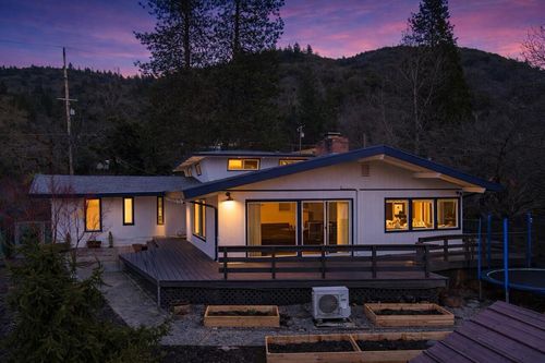 1305 Ne Roseana Dr, Grants Pass, OR, 97526-3537 | Card Image