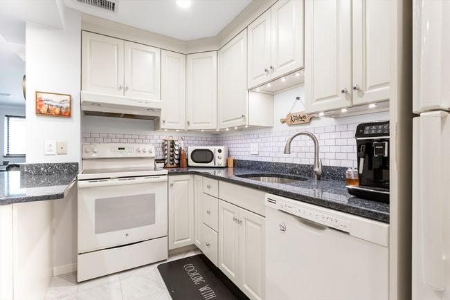 APT-206 - 666 Main St, Condo with 2 bedrooms, 2 bathrooms and 1 parking in Winchester MA | Image 9
